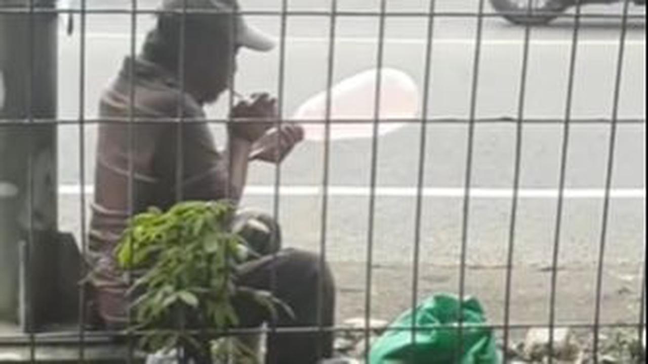 Untuk menutupi kebutuhan rumah tangga, Abah Samsudin memilih banting tulang dengan berjualan balon semampunya.