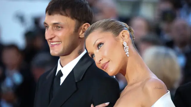 Bella Hadid dan Anwar Hadid di Film Festival Cannes 2026.  Photo by VALERY HACHE / AFP