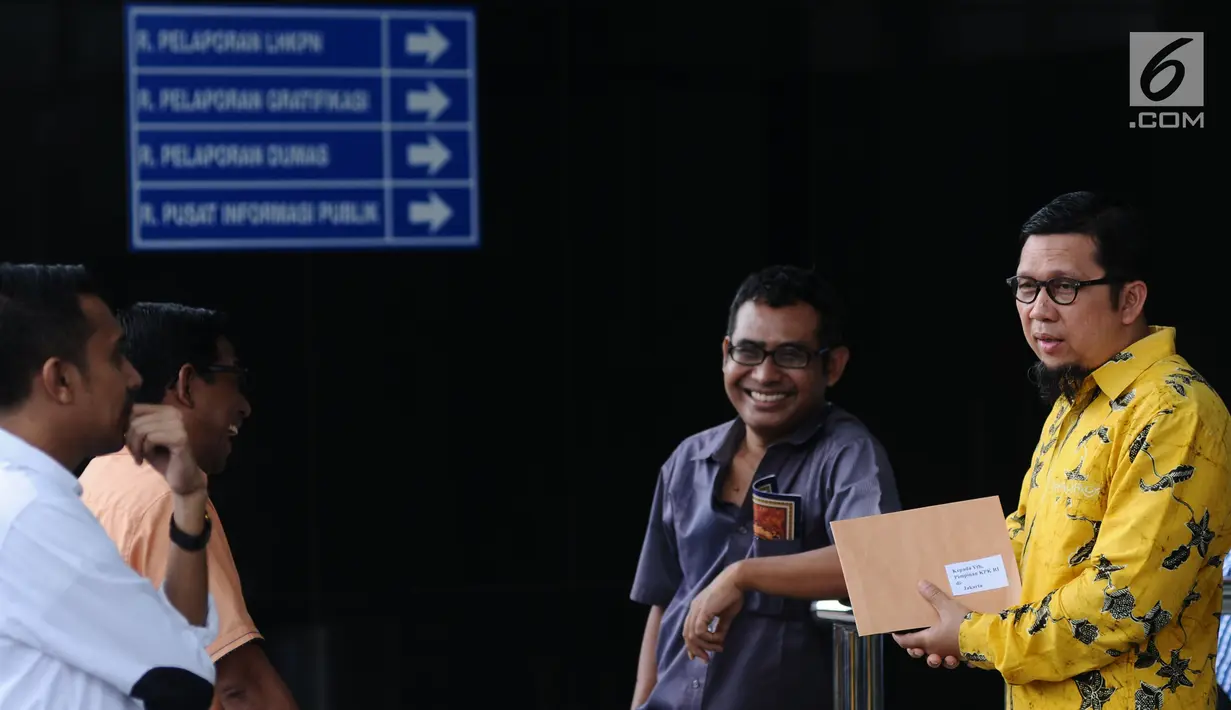 Koordinator GMPG, Ahmad Doli Kurnia (kanan) jelang menyerahkan surat dukungan kepada KPK di Jakarta, Selasa (7/11). Aksi tersebut untuk pengusutan korupsi KTP Elektronik yang merugikan negara sebesar Rp2,3 triliun. (Liputan6.com/Helmi Fithriansyah)