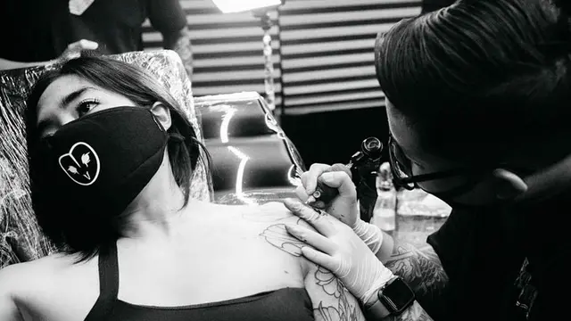 7 Potret Prisa Rianzi 'Kau Curi Lagi' yang Kini Penuhi Lengannya dengan Tato Baru