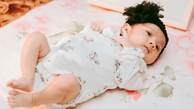Ilustrasi bayi perempuan