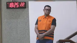 Bupati Klaten Hamenang Wajar Ismoyo tampak Pasrah saat keluar dari Gedung Merah Putih KPK, Jakarta, Jumat (16/10/2026), setelah ditetapkan sebagai tersangka dalam kasus yang terungkap melalui operasi tangkap tangan. (KLY/Budy Santoso)