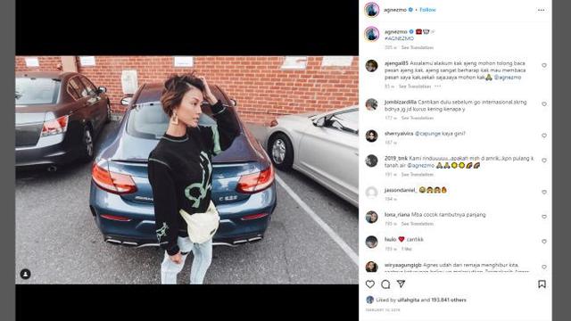 Kumpulan Potret Keren Agnez Mo Berpose dengan Mobil Mewah (@agnezmo/Instagram)