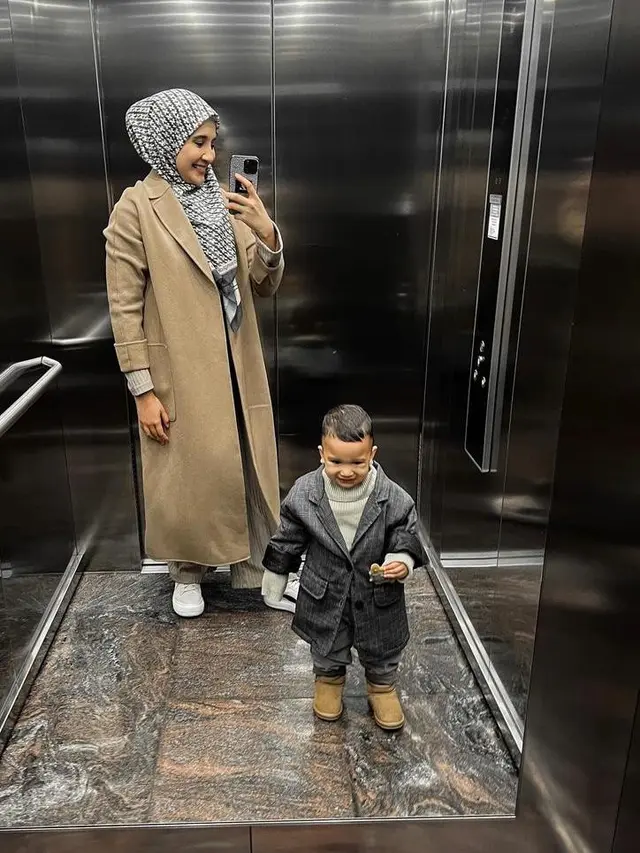 8 Gaya Hijab Zaskia Sungkar Liburan di Eropa Sambil Momong Ukkasya, Curi Perhatian