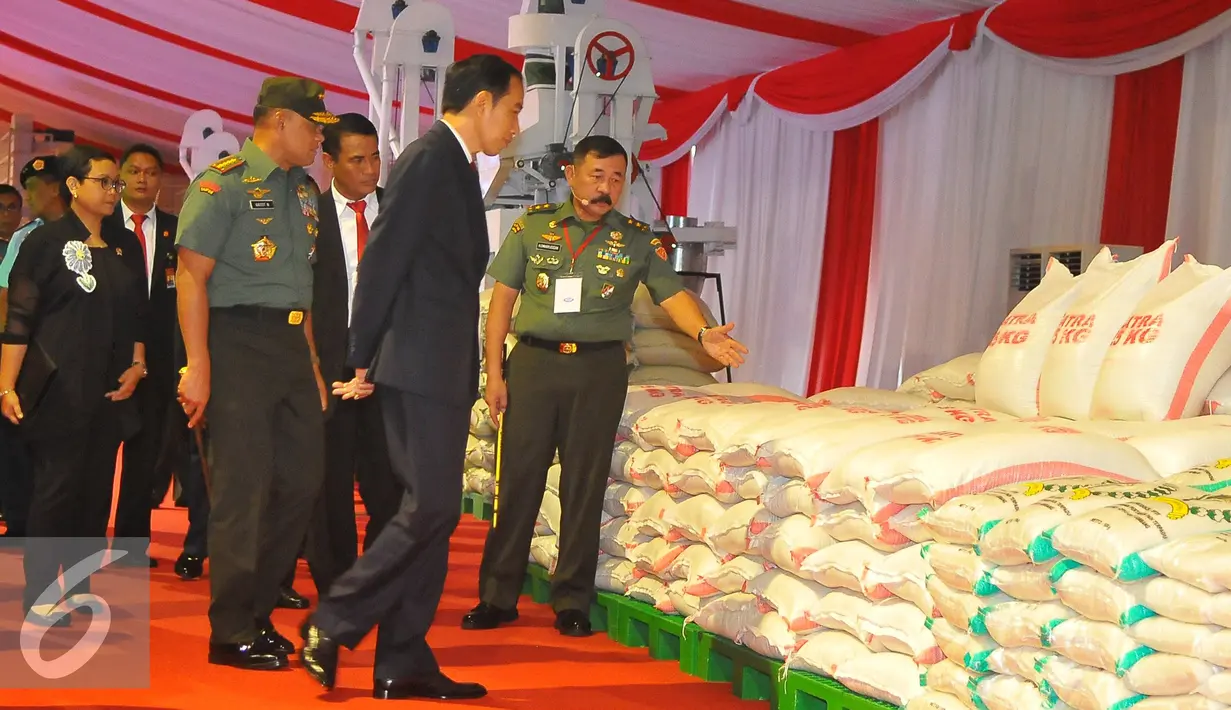 Presiden Jokowi menjiau produk beras dalam pameran Alpalhan dan SP3D di Mabes TNI, Jakarta, Senin (16/1). Presiden Jokowi menilai industri pertahanan Indonesia telah mampu memproduksi alat utama sistem pertahanan sendiri. (Liputan6.com/Angga Yuniar)