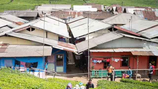 Rumah warga desa di kaki Gunung Urug