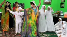 Artis seksi Fifie Buntaran mengadakan buka bersama dengan anak yatim piatu di yayasan Muhammadiyah, Jakarta, (14,7/14) (Liputan6.com/ Panji Diksana)