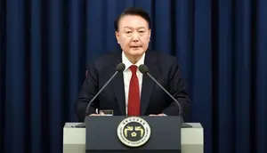 Presiden Korea Selatan&nbsp;Yoon Suk Yeol saat mengumumkan status darurat militer pada Selasa (3/12/2024) malam. (Dok. AFP)