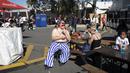 Seorang cosplayer berpakaian seperti karakter Obelix saat menghadiri International Comic Con di Kyalami Race Course, Johannesburg, Afrika Selatan (14/9). Comic Con digelar pada tahun 1970. (AFP Photo/Marco Longari)