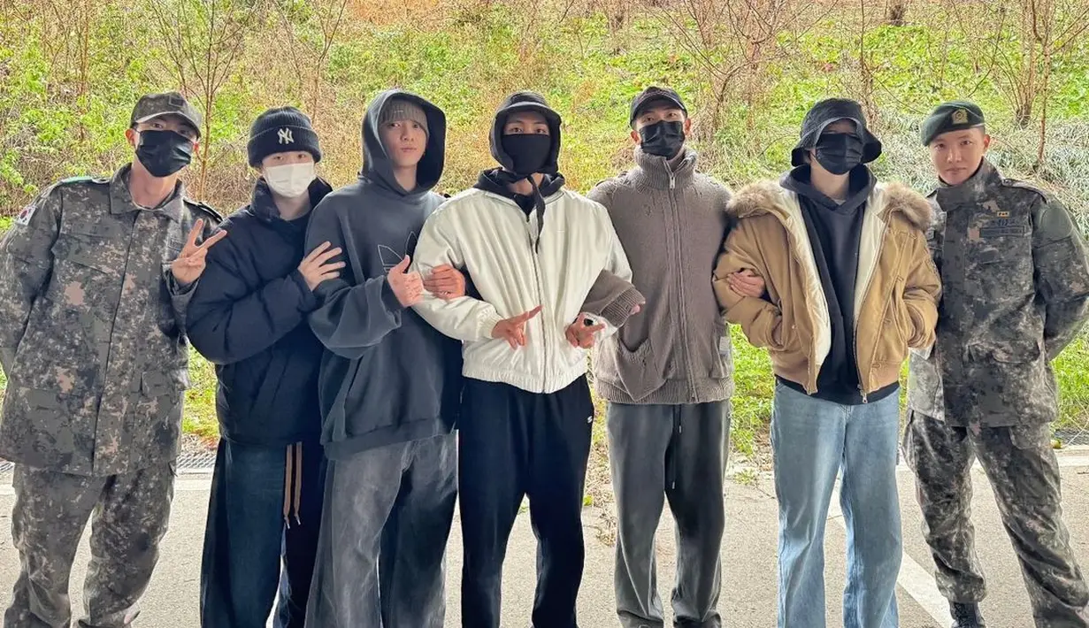 Sehari sebelum berangkat wamil, Jimin dan Jungkook juga sudah pamitan dengan ARMY lewat sebuah siaran langsung di Weverse. “Daah! Aku akan kembali secepatnya, dalam kondisi baik,” kata Jimin (Foto: Instagram/ uarmyhope)