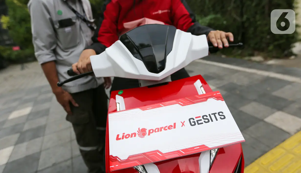 Kerja sama Lion Parcel dengan GESITS salah satu langkah dalam mewujudkan rencana besar Lion Parcel untuk menjadi perusahaan logistik yang lebih ramah lingkungan dan turut mengurangi polusi udara dan emisi karbon yang lebih tinggi.  (Liputan6.com/Fery Pradolo)