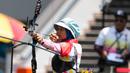 Aksi pepanah Putri Indonesia, Linda Lestari pada nomor beregu recurve di MSN Archery Centre, Kuala Lumpur, Malaysia, Selasa (21/8). Indonesia kalah dari Malaysia dengan skor 1-5. (Bola.com/Liputan6/Faizal Fanani)