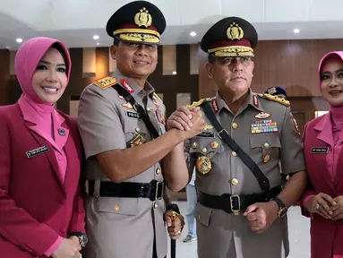 Irjen Priyo Widyanto sebagai Kapolda Sumatera Selatan berjabat tangan dengan Irjen Firli Bahuri sebagai Kabaharkam Polri usai serah terima jabatan di Bareskrim Polri, Selasa (19/11/2019). Kapolri Jenderal Idham Azis memimpin upacara sertijab sejumlah perwira tinggi (pati). (Liputan6.com/Johan Tallo)