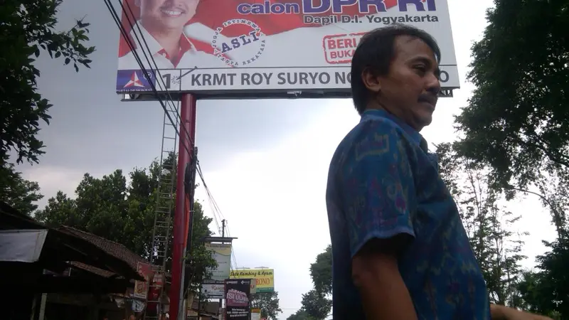 Roy Suryo Tolak Turunkan Baliho Kepemudaan Bergambar Dirinya
