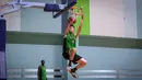 Pemain Timnas Basket Indonesia, Vincent Kosasih melakukan dunk saat pemusatan latihan Timnas Basket Indonesia untuk SEA Games 2023 Kamboja di GBK Arena, Senayan, Jakarta, Rabu (03/05/2023). (Bagaskara Lazuardi)