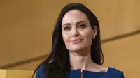 Di tengah problema rumah tangganya  saat ini, dilaporkan Hollywood Life Jolie telah siap menjalin cinta lagi. Bahkan saat ini dikabarkan dirinya sedang mencari sosok pria yang menggantikan Pitt. (AFP/Bintang.com)