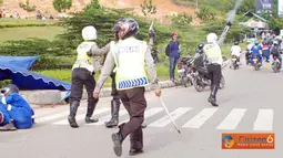 Citizen6, Batam: Puncak kemarahan demonstran dipicu oleh tindakan kekerasan dari aparat kepolisian yang memukuli bahkan menembak. (Pengirim: David Eddi Hartono)