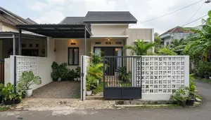 8 Inspirasi Pagar Rumah Mungil yang Tidak Membuat Halaman Terasa Sempit