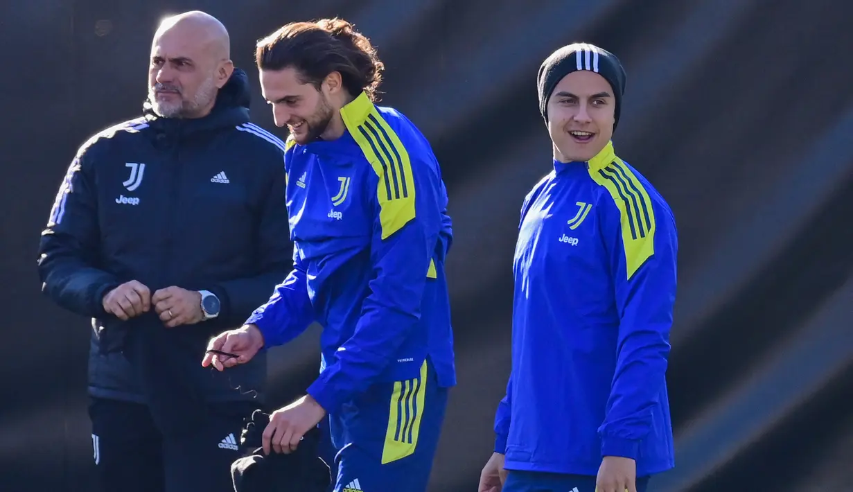Gelandang Juventus Adrien Rabiot (tengah) dan penyerang Paulo Dybala (kanan) menghadiri sesi latihan di tempat latihan Continassa di Turin, Italia (7/12/2021). Juventus akan bertanding melawan Malmo pada Grup H Liga Champions di Allianz Stadium. (AFP/Marco Bertorello)