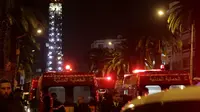Polisi dan ambulans di lokasi ledakan bus jemputan rombongan presiden Tunisia. (Reuters)