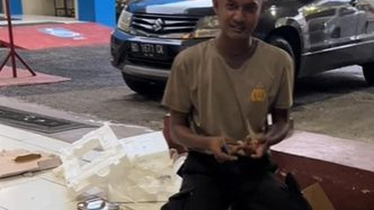 Seorang perwira menengah (pamen) Polda Bengkulu bernama Puji Prayitno memuji kerajinan dari anak buahnya saat mendekorasi kantor.