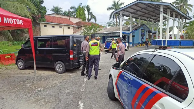 Polisi menindak travel gelap di pos penjagaan Ajibarang, Banyumas, Selasa (4/5/2021). (Foto: Liputan6.com/Polres Banyumas)