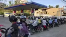 Warga mengantre untuk membeli bensin setelah Topan Rai merusak sebagian kota Cebu, Filipina, Sabtu (18/12/2021). Presiden Duterte diperkirakan akan melakukan perjalanan ke daerah-daerah yang dilanda topan, termasuk Surigao, tempat Rai mendarat pada hari Sabtu. (AP/Jay Labra)