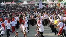 Peserta mengikuti kegiatan Millenial Road Safety Festival Gorontalo, Minggu (10/2). Kegiatan dilaksanakan sebagai upaya memberikan pengetahuan kalangan millenial di Gorontalo untuk tertib berlalulintas. (Liputan6.com/Rahmad Arfandi Ibrahim)