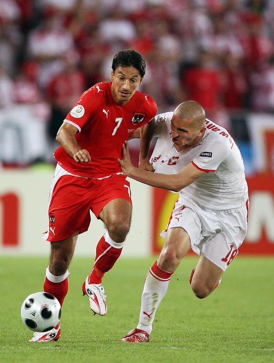Ivica Vastic (kiri) adalah gelandang yang memperkuat Timnas Austria selama 12 tahun. Saat bermain di Piala Eropa 2008, Vastic berusia 38 tahun 8 bulan 14 hari. (AFP/Yuri Kadobnov)