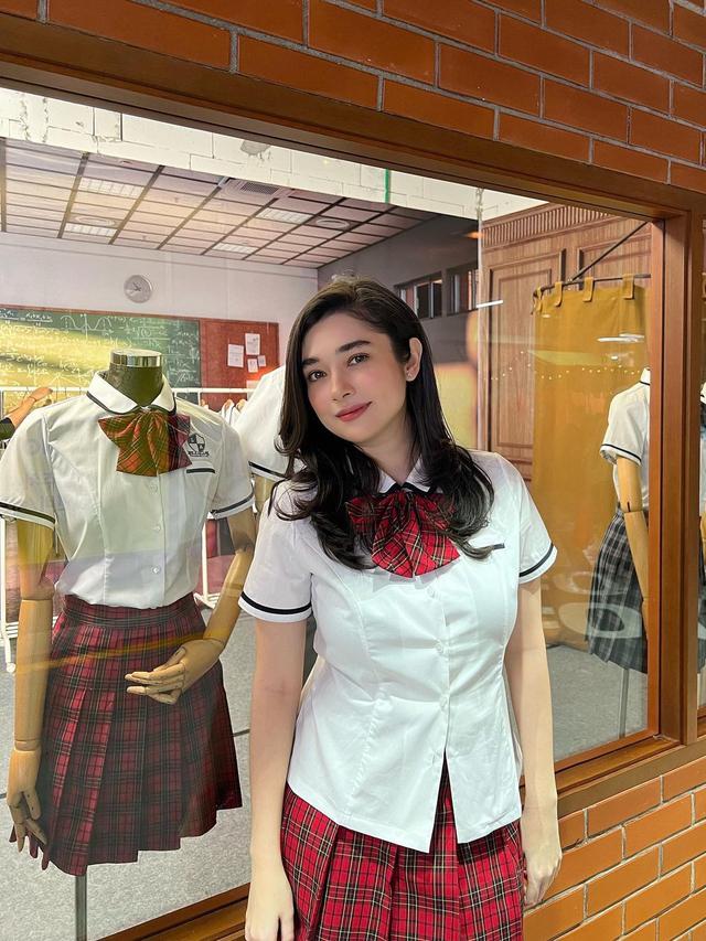 Sudah Kepala Tiga, Ini 7 Gaya Amanda Rigby Jadi Anak Sekolahan yang Menawan