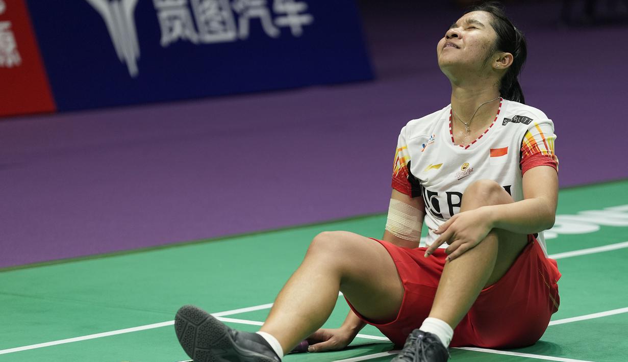 Reaksi kecewa tunggal putri Indonesia, Ester Nurumi Tri Wardoyo setelah dikalahkan wakil Jepang, Aya Ohori pada partai ketiga laga pamungkas Grup C Piala Uber 2024 di Hi-Tech Zone Sports Centre Gymnasium, Chengdu, China, Rabu (1/5/2024). Ester Nurumi Tri Wardoyo kalah dalam tiga gim (21-14, 20-22 dan 18-21). (AP Photo/Ng Han Guan)