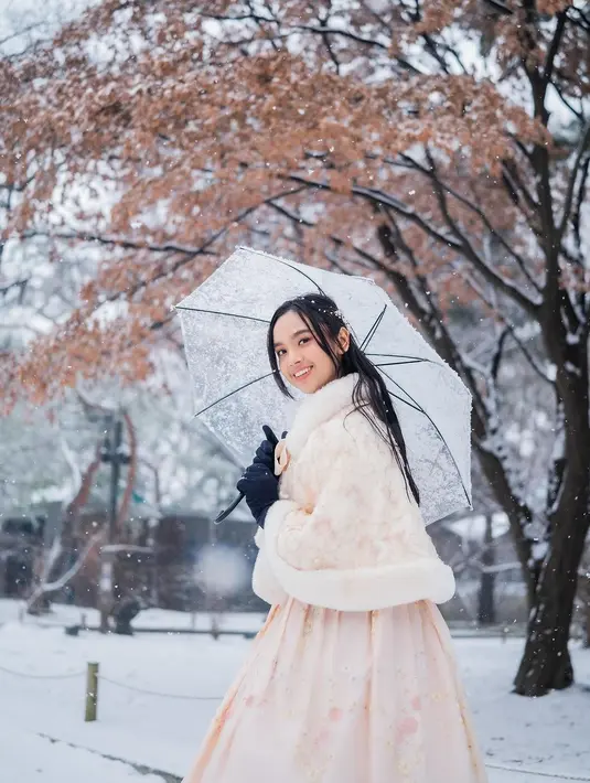 Dengan rambut half ponytail, Lyodra terlihat menawan bak putri Korea sambil pegang payung transparan [@lyodraofficial]