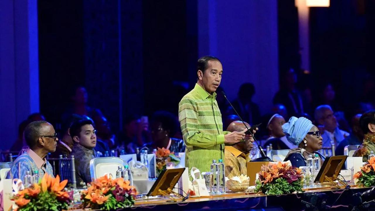 VIDEO: Jokowi & Puan Joget Tipis-Tipis, Retno Sampai Diri Goyang di Galla Dinner IAF 2024