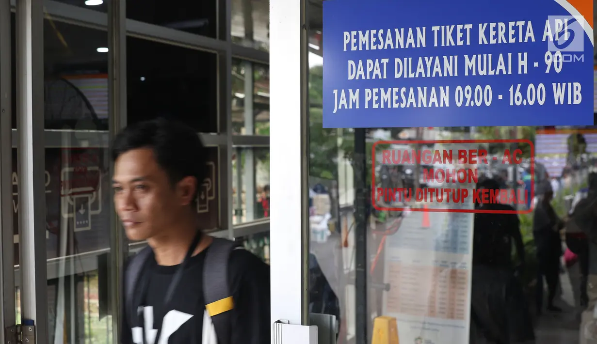 Calon penumpang keluar dari loket pemesanan tiket di Stasiun Pasar Senen, Jakarta, Jumat (21/12). Puncak mudik libur panjang Natal 2018 dari Jakarta dengan kereta api diprediksi pada 21-22 Desember. (Liputan6.com/Helmi Fithriansyah)