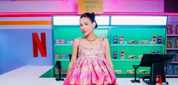 Aktris yang tengah menikmati masa kehamilannya itu tampil memukau dalam balutan busana serba pink yang manis dan playful, membuat penampilannya bak boneka Barbie versi modern. [@sheninacinnamon].