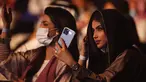 Penonton yang telah divaksinasi virus corona menonton penyanyi Saudi Mohammed Abdu di Super Dome yang baru dibangun, di Jeddah, Arab Saudi, Kamis (8/7/2021). Konser ini diselenggarakan Otoritas Hiburan Umum Saudi setelah kerajaan mencabut pembatasan virus corona pada acara di bulan Mei. (AP Photo/Am