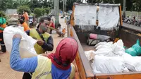 Pemkot Tangerang memperbaiki sejumlah tanggul jebol akibat banjir yang menerjang. (Liputan6.com/Pramita Tritiawati)