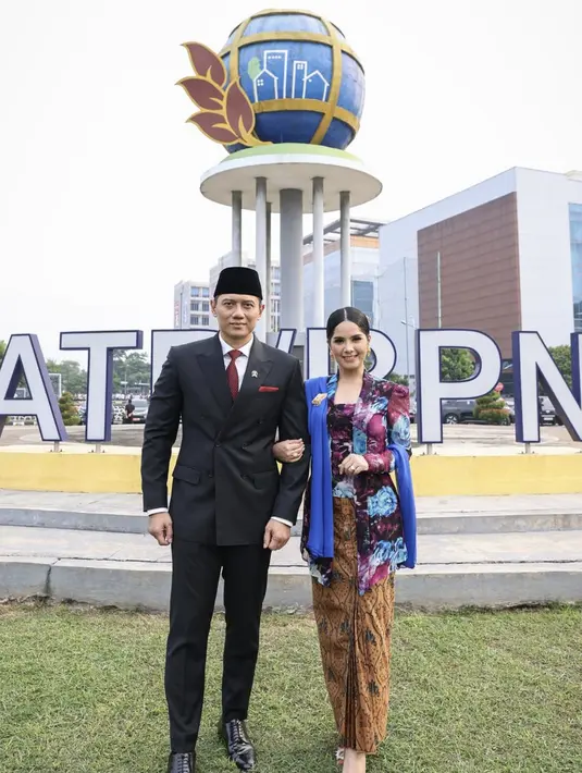Kebaya floral berpadu dengan kain batik bernuansa etnik tampilkan gaya yang begitu klasik dengan kesan elegan yang tak terbantahkan. [Foto: Instagram/ Annisa Yudhoyono]