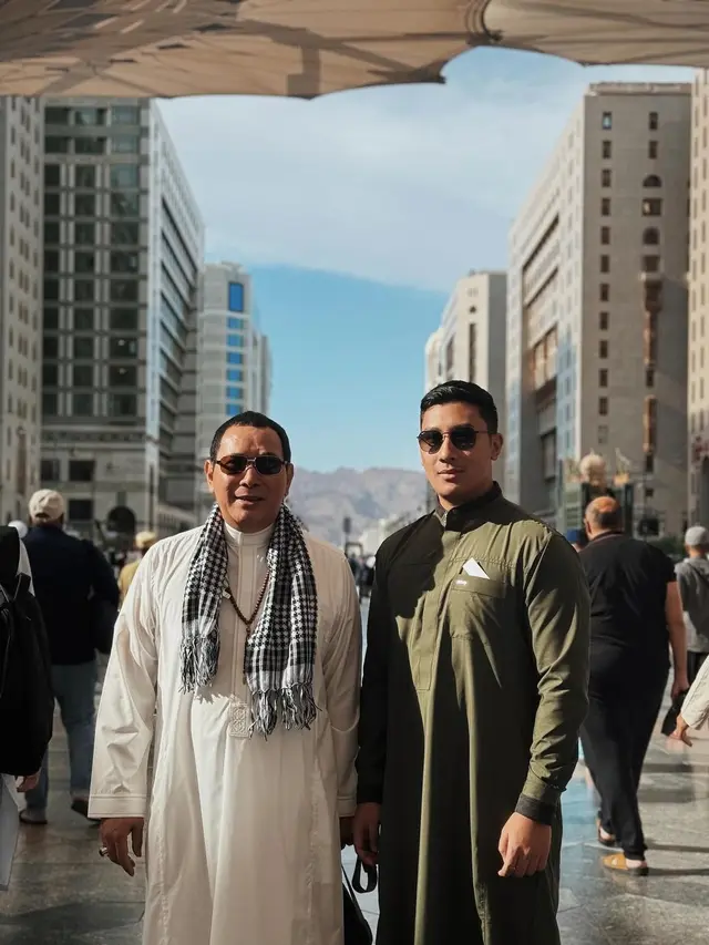7 Potret Darma Mangkuluhur Umrah Bareng Sang Ayah Tommy Soeharto, Tampil Gagah