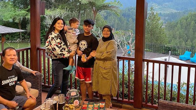 Potret Liburan Keluarga Titi Kamal di Lembang. (Sumber: Instagram/titi_kamall)