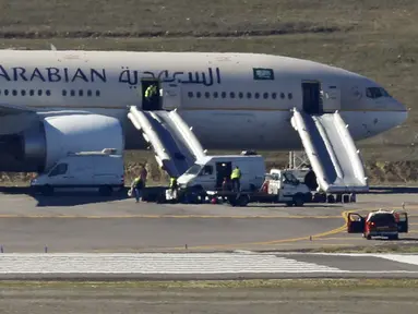Pesawat Saudi Arabian Airlines penerbangan SVA 226 terisolasi di landasan setelah penumpang dan kru dievakuasi menyusul ancaman bom, di bandara Barajas di Madrid, Spanyol, Kamis (4/2/2016). (REUTERS/Sergio Perez)
