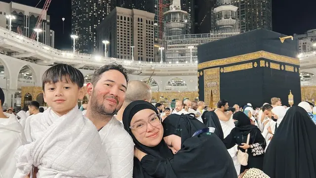 Pernah Dijuluki King of Antagonis di Sinetron Tersanjung, Berikut Potret Donny Michael saat Umroh dengan Keluarga
