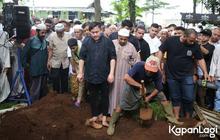 Potret King Nassar saat Antar Mendiang Sang Ayah ke Tempat Peristirahatan Terakhir