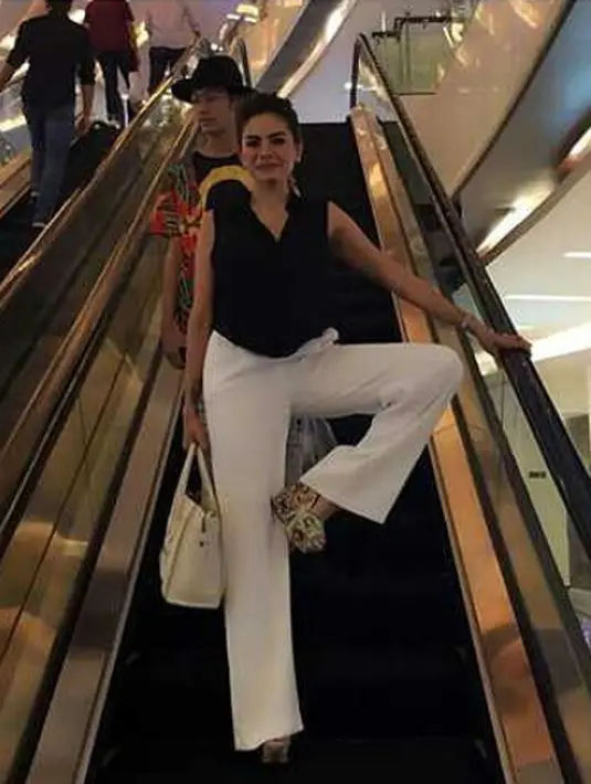 "Gw ganti baju depan orang banyak ah..." begitulah judul vidio yang diunggahnya. Beragam tanggapan netizen menghiasi halaman komentar  yang kebanyakan lelaki. (dok. Instagram)