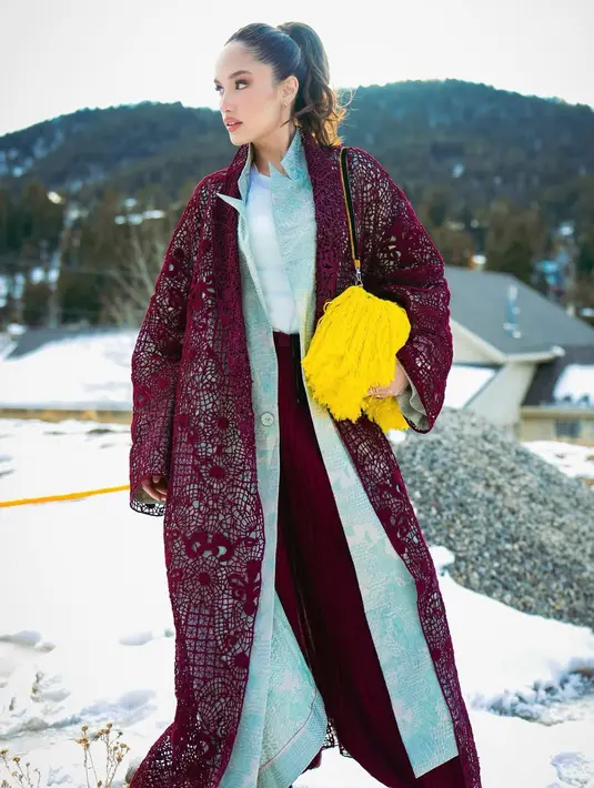 Meski berada di luar negeri, Cinta Laura salah satu artis yang selalu membawa identitas tanah air melalui busana yang dikenakan. Begitupun kali ini, ia dengan bangga mengenakan busana dari desainer Indonesia, Sapto Djojokartiko. [@armanfebryan]