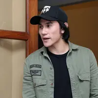 Vino G Bastian akan kembali hadir mewarnai dunia perfilman di tanah air. Film Warkop DKI Reborn: Jangkrik Boss! Part 2 akan kembali menghadirkan Vino dan beberapa aktor lain seperti di film tersebut Part 1.  (Deki Prayoga/Bintang.com)