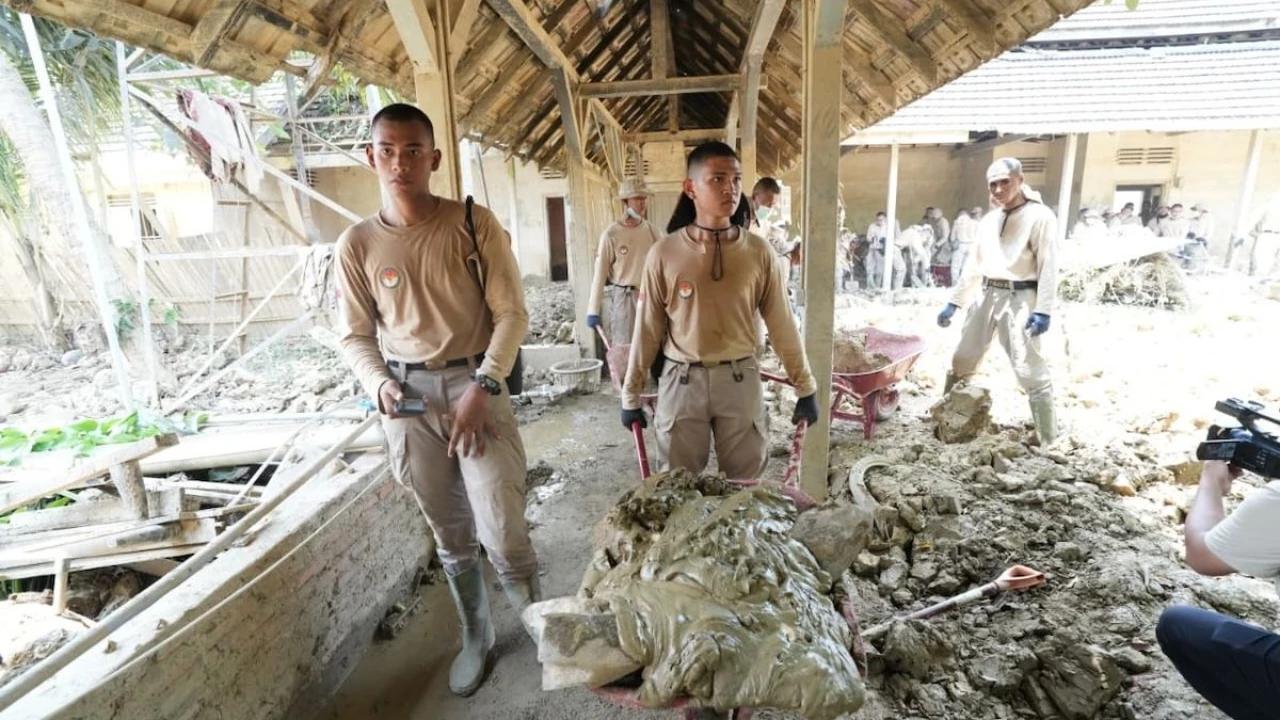 Praja IPDN Berjibaku dengan Lumpur Demi Kembalikan Kejayaan Situs Bersejarah di Aceh Tamiang