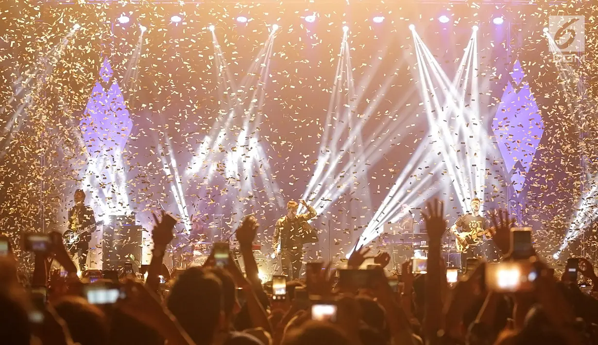 Aksi panggung grup musik Kodaline saat menghibur penggemar di Istora Senayan, Jakarta, Jumat (1/3). Konser bertajuk "Politics of Living Tour 2019" ini Kodaline membawakan 17 lagu hits. (Fimela.com/Bambang E.Ros)
