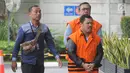 Bupati Pakpak Bharat Remigo Yolanda Berutu dan penyuapnya Hendriko Sembiring tiba di Gedung KPK, Jakarta, Rabu (16/1). Keduanya diperiksa terkait dugaan suap sejumlah proyek infrastruktur di Dinas PUPR Pakpak Bharat. (Merdeka.com/Dwi Narwoko)