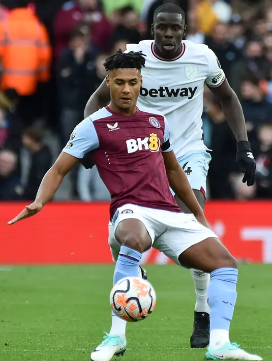 West Ham United merespons dengan mencetak gol yang memperkecil skor jadi 1-2 hanya lima menit berselang. Tembakan spekulasi Jarrod Bowen yang berubah arah karena mengenai Pau Torres membobol gawang Emiliano Martinez. (AP Photo/Rui Viera)